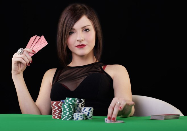 Few tips on bluffing when playing online poker game