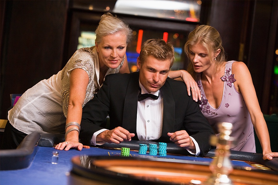 Play online poker and learn how to choose the right casino