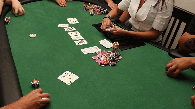 Know About The Difference Between Online And Offline Poker Games
