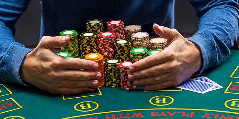 What are the different types of bonuses offered by online casinos?