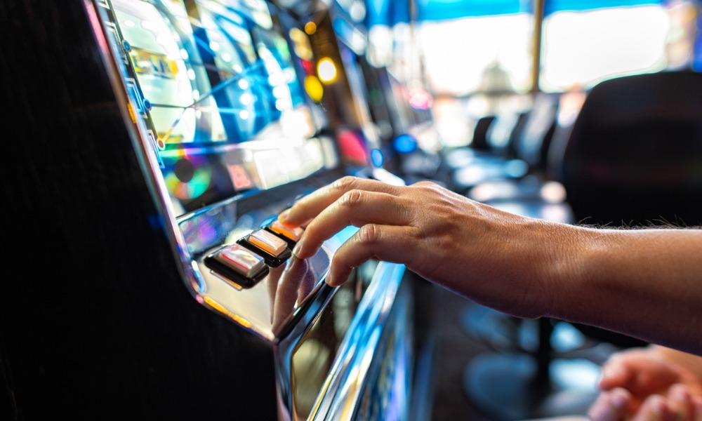 How slot machine jackpots differ from regular bonus payouts?